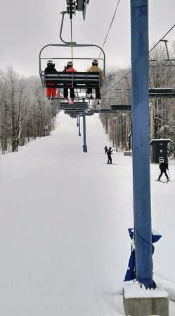 Bromont, montagne d'expériences - Une petite neige légère tombe sans arrêt Bromont, montagne d'expériences - Une petite neige légère tombe sans arrêt
