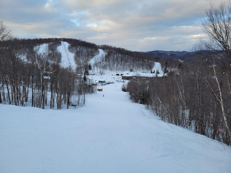 Sommet Morin Heights -Belle condition pour tous calibres de skieurs