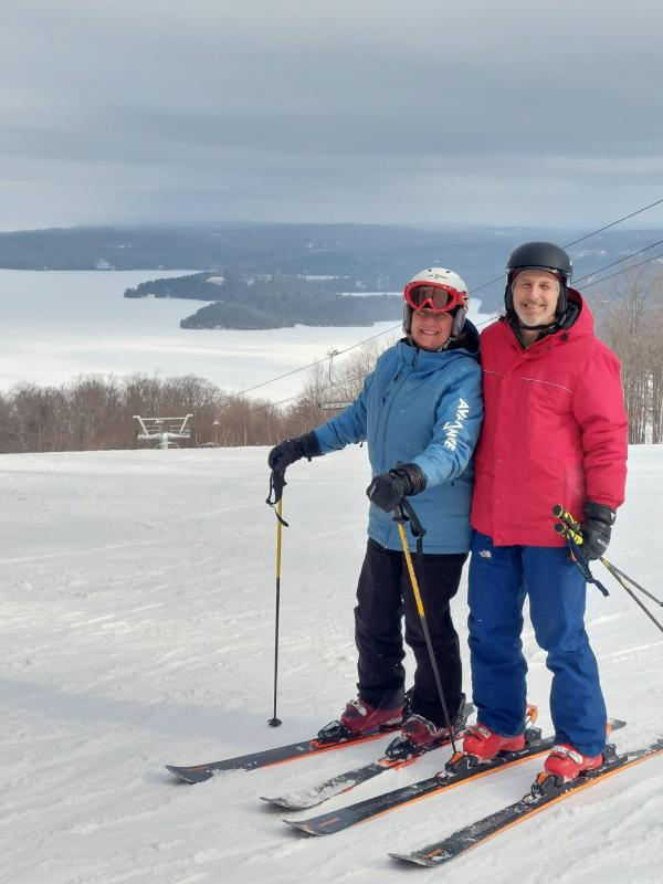 Owl's Head - Les skieurs apprécient les panoramas sur le lac Owl's Head - Les skieurs apprécient les panoramas sur le lac