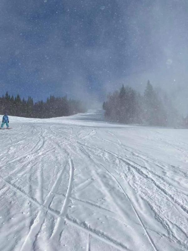 Station touristique Stoneham -  Journée ensoleillée et pistes damées